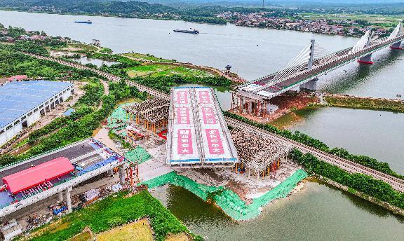 2.6万吨！醴娄高速湘江特大桥上跨京广铁路转体桥精准就位