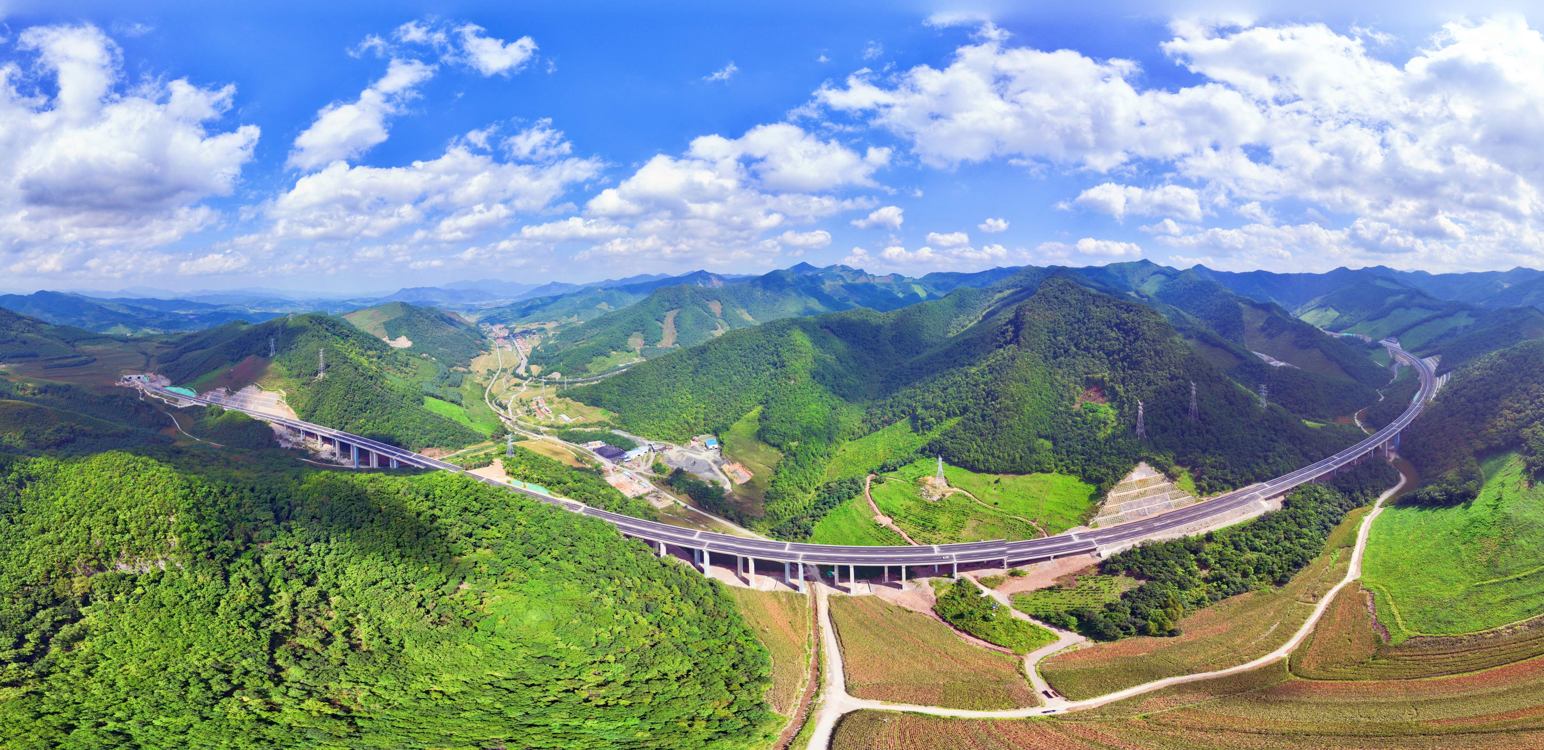 本桓宽高速公路正式通车