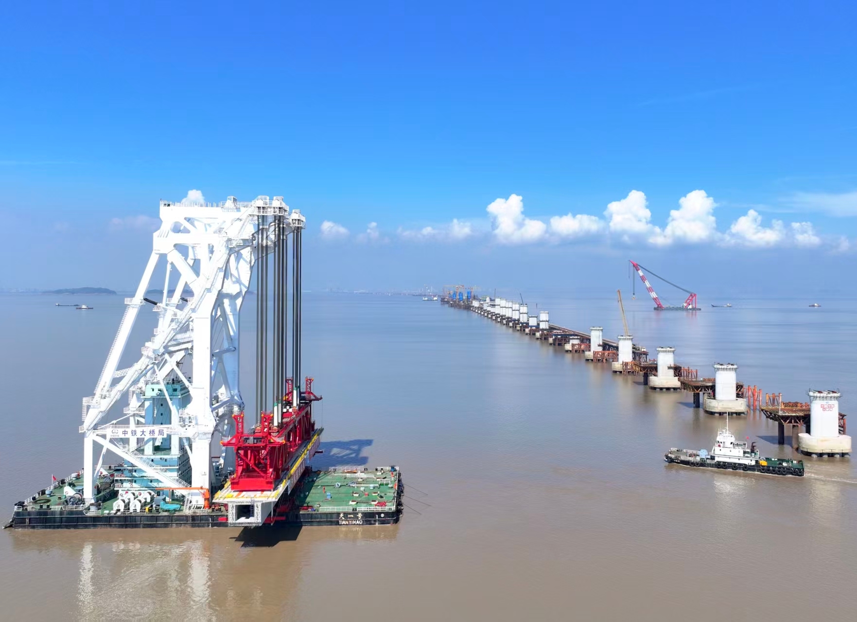 杭州湾跨海铁路大桥首孔80米箱梁成功架设